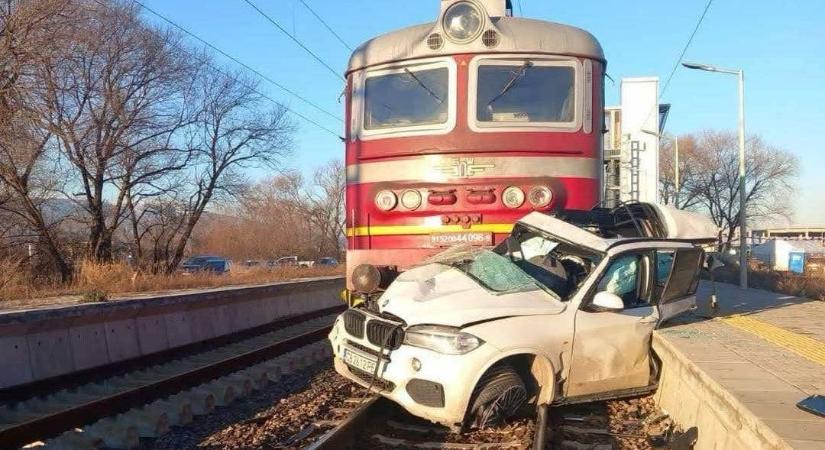 A BMW menni akart, de a vonat félbeszakította