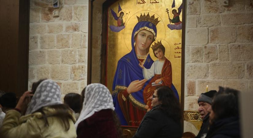 Felgyújtottak egy köztéri karácsonyfát Szíriában, az iszlamisták a keresztények mellé álltak