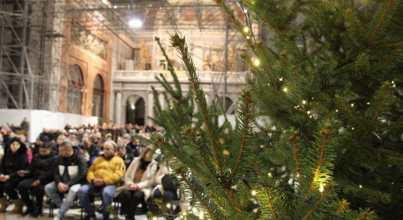 Tömött sorokban érkeztek az éjféli misére, amely a békéről szólt