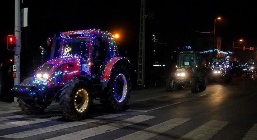 Kétszáz traktor vonul végig a keceli utcákon