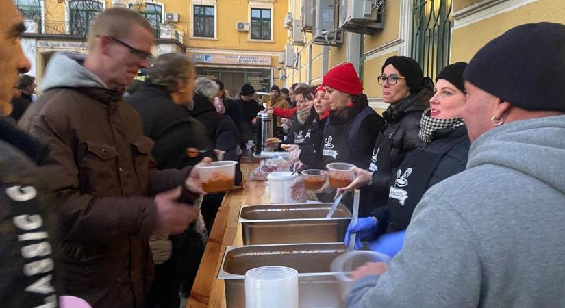 Nem csak ételt, szeretetet is osztottak