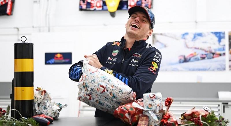 Bója, kispárna, káromkodós üveg: Verstappen 2024-es F1-es szezonja ajándékokban – videó