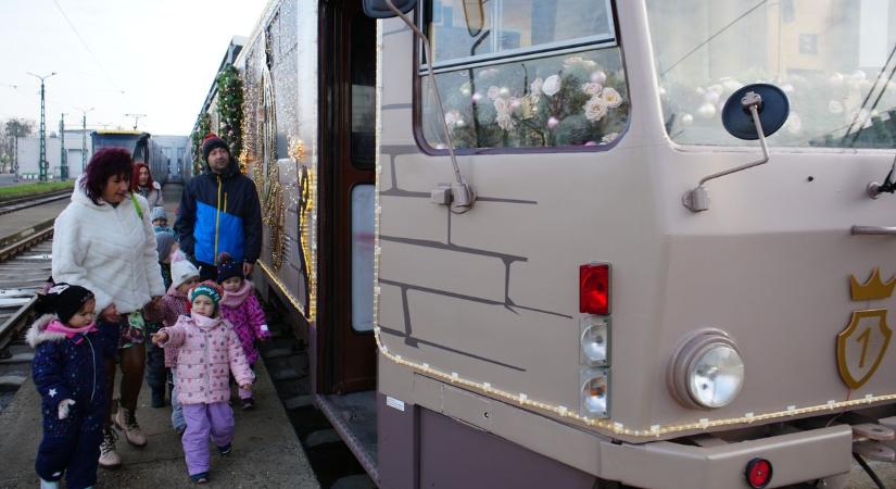 Így közlekedik a miskolci adventi villamos karácsonykor