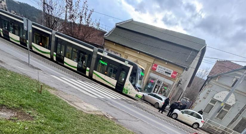 Villamos kontra autó szenteste napján. Legyen piros a miskolci villamos?