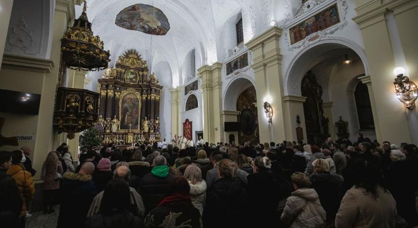 Sokan gyűltek össze a Szent Anna-székesegyházban tartott éjféli misén – fotókkal