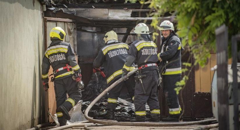 Kigyulladt a garázs, nagy erőkkel oltották