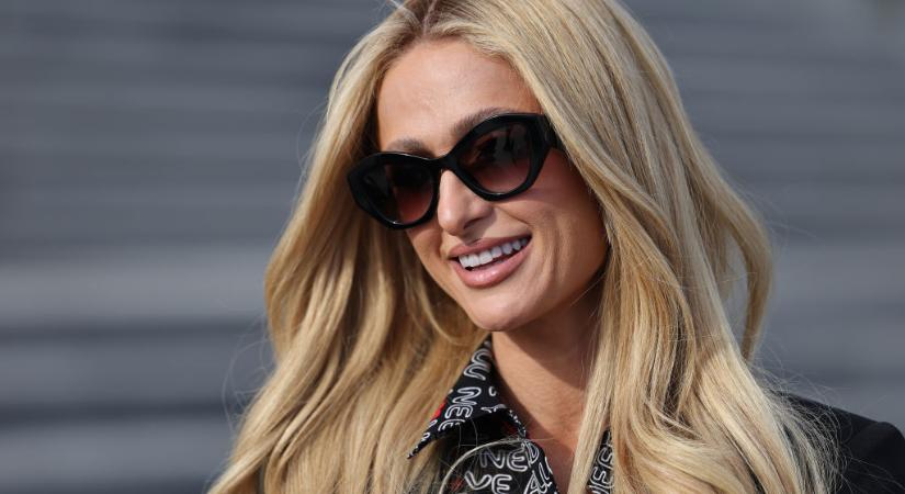 Paris Hilton pucéran állt be a karácsonyfa alá, és új szintre emelte az ünnepi hangulatot