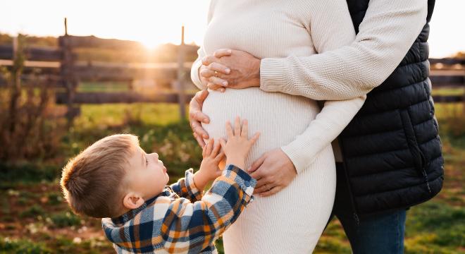 Hogyan zajlik egy kismama fotózás?