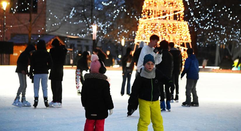 Varázslatos fények alatt suhannak a szolnoki korcsolyázók a belvárosi jégpályán – galériával