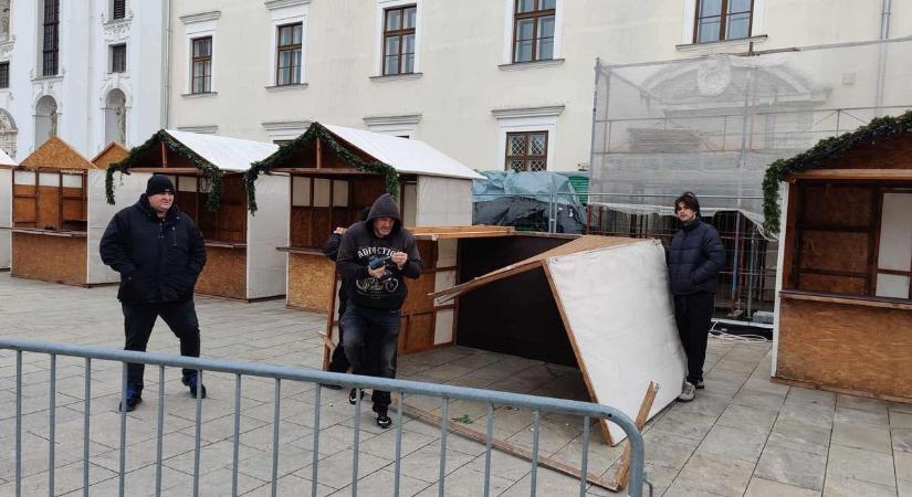 Több bódét is megrongált a szél a győri karácsonyi vásárban