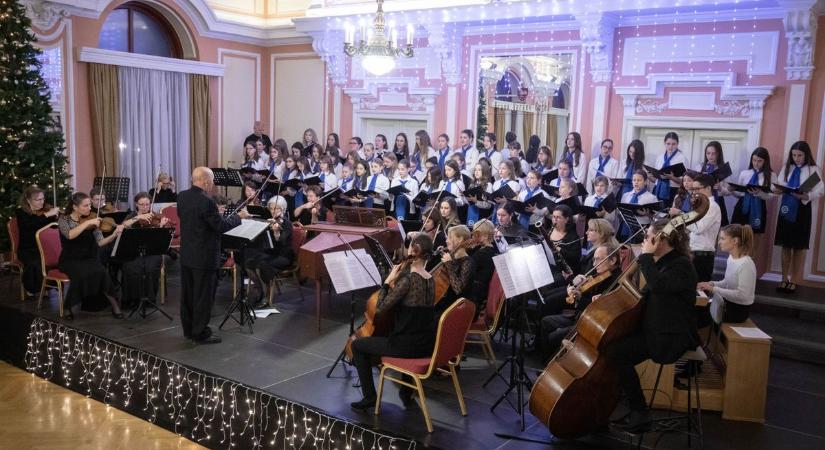 Marosvásárhelyi operaénekessel lépett fel az egerszegi szimfonikus zenekar (galéria)