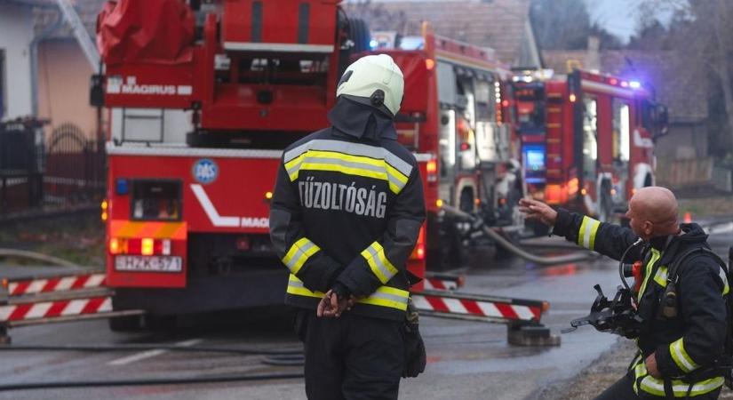 Sok munkát adott a tűzoltóknak a viharos szél szenteste