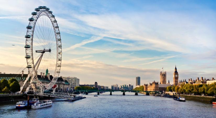 London legnépszerűbb színházi negyedének főutcáján emberek közé hajtott egy autó