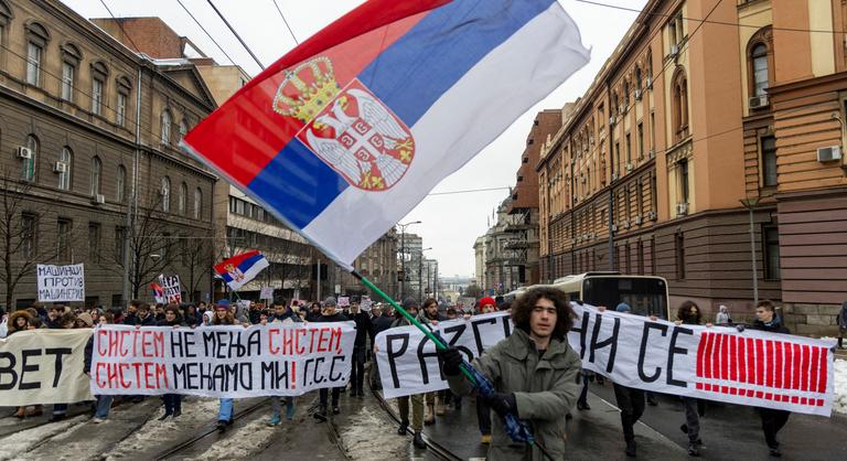 Újabb kormányellenes tüntetés zajlik Belgrádban