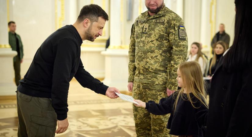 Lakásokat adott át Zelenszkij a védők családjainak