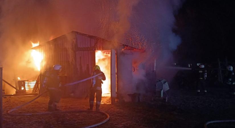 Teljesen ellepték a lángok a siófoki házat