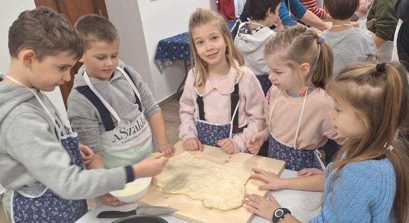 A Dienes kisdiákjai gőzgombócot készítettek