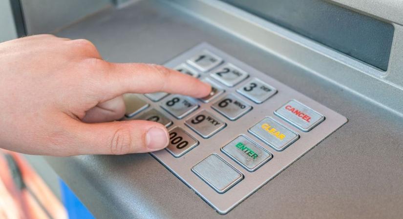 Kiderült, hogy mi történik, ha a PIN-kódunkat fordítva írjuk be a bankautomatába