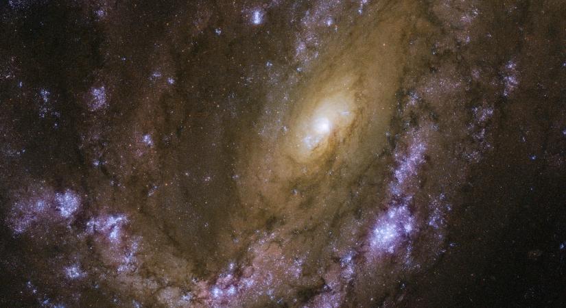 Így néz ki a 45 millió fényévre lévő galaxis, amit szupernóva-robbanások fénye világít meg