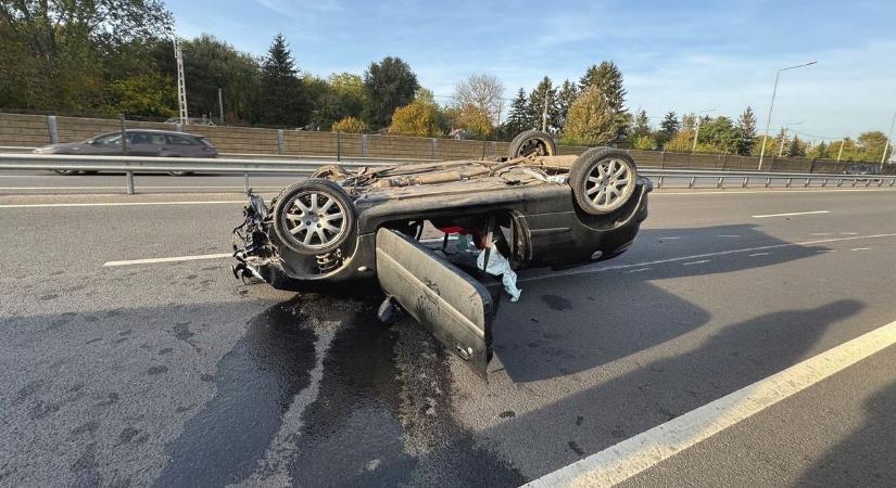 Tetejére borult egy autó az M3-ason