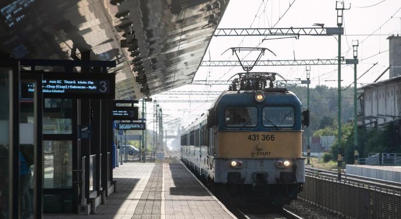 Jelentős késés: meghibásodott a Napfény InterCity mozdonya