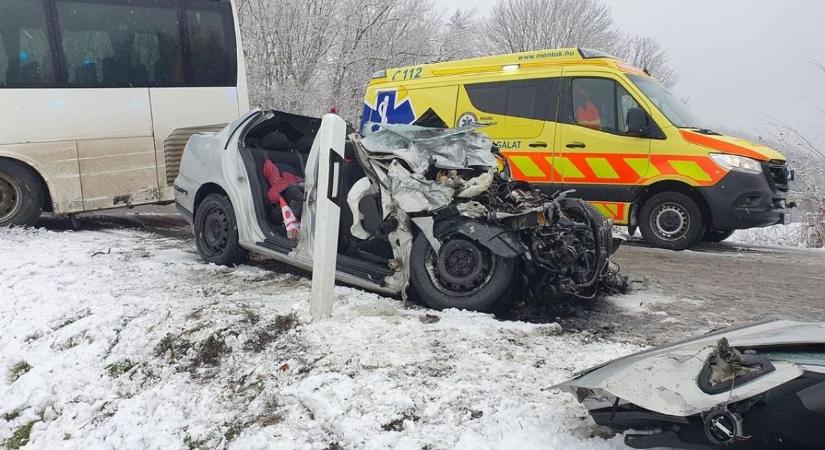 Frontális ütközés a 81-esen: Ildikó szerint csoda, hogy túlélte