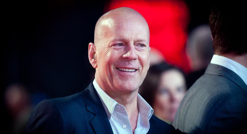 Romantika a köbön: a karácsonyfa alatt jegyezték el Bruce Willis legkisebb lányát - fotók