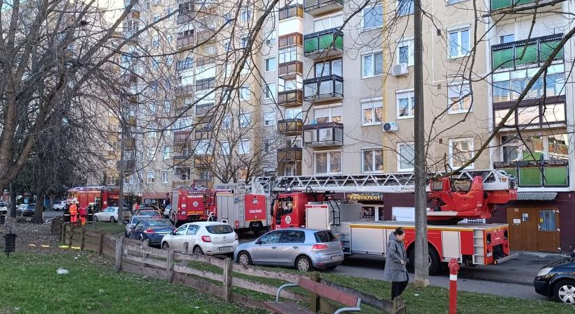 Lakástűzhöz riasztották délelőtt a tűzoltókat Nyíregyházán