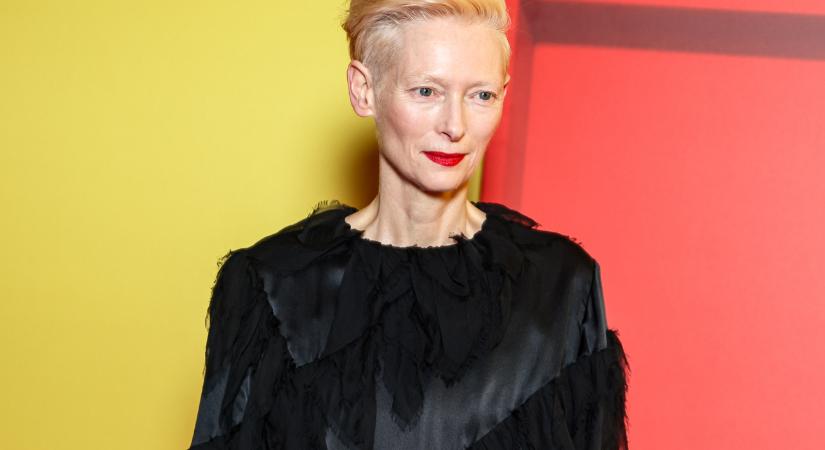 Tilda Swinton rangos elismerést vehet át