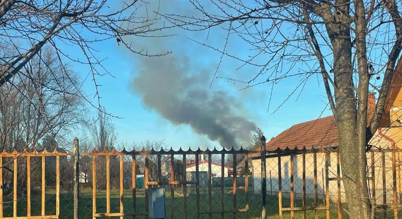 Fáklyaként lángol egy ház Szandán, kilométerekről látszik az égbe törő koromfekete füst