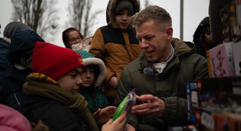 Magyar Péter tarol a lájkokban, Orbán Viktornak az ázsiai profilok sem segítenek