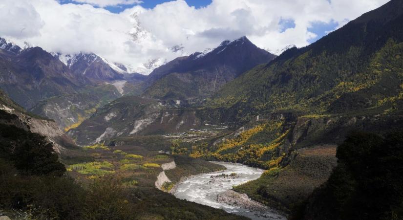 Kína a világ legnagyobb vízerőművét építi Tibet szent folyóján