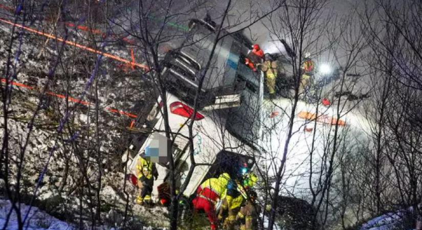 Többen meghaltak, amikor tóba sodródott egy busz Norvégiában