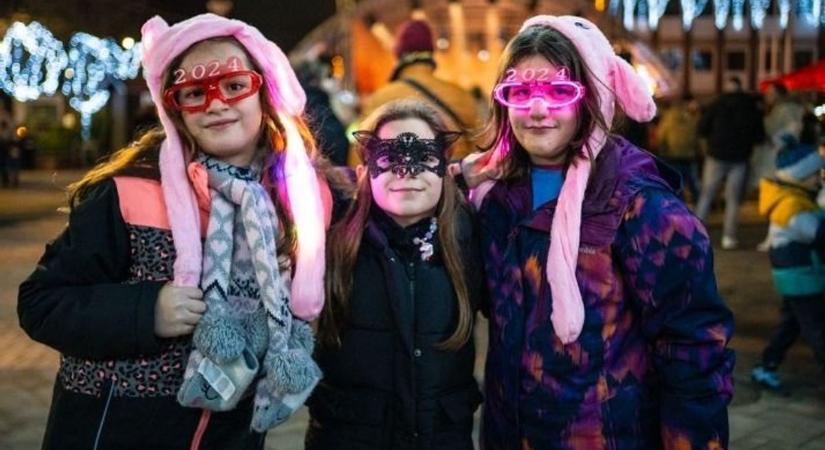 Szilveszteri programok a főtéren - kedvcsináló galériákkal