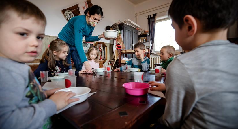 Januártól átlagosan 21,2 százalékkal tovább nő a tanárok és az óvónők bére