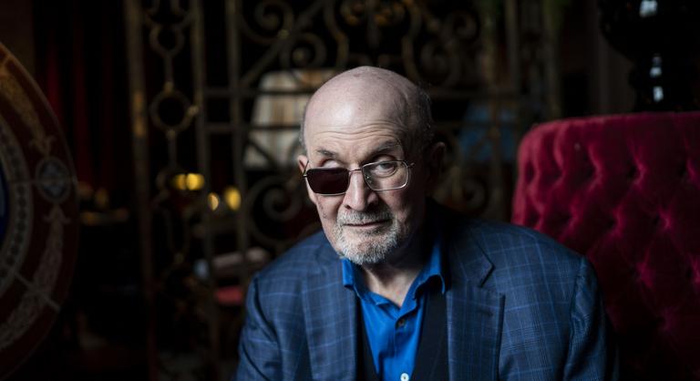 36 év után visszatért Salman Rushdie műve az indiai könyvesboltokba