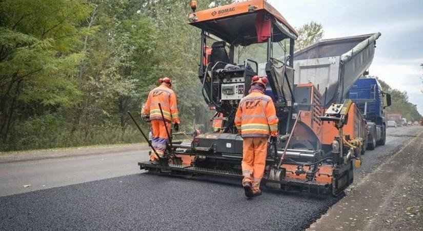 Veszprém vármegyében idén összesen több mint 18 kilométer út újult meg teljes szélességben (videó)