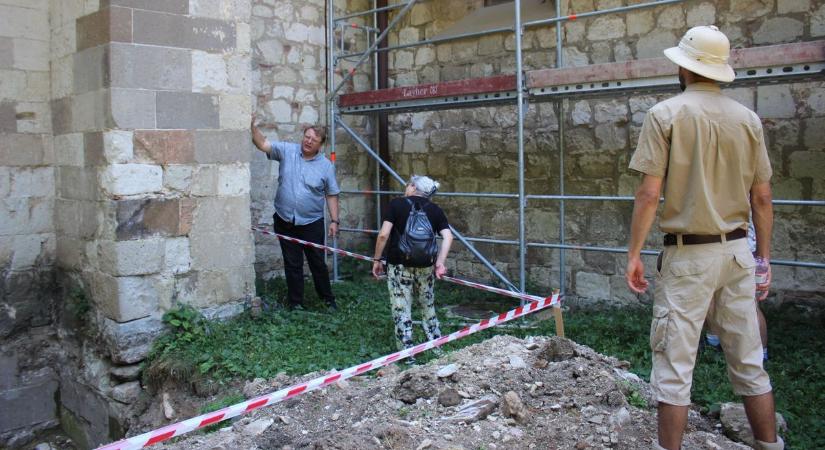 Csigalépcsőt kutattak a bélapátfalvi apátsági templomnál