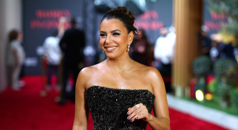 Apró bikiniben karácsonyozott Eva Longoria, egyszerűen mesésen festett a sztár