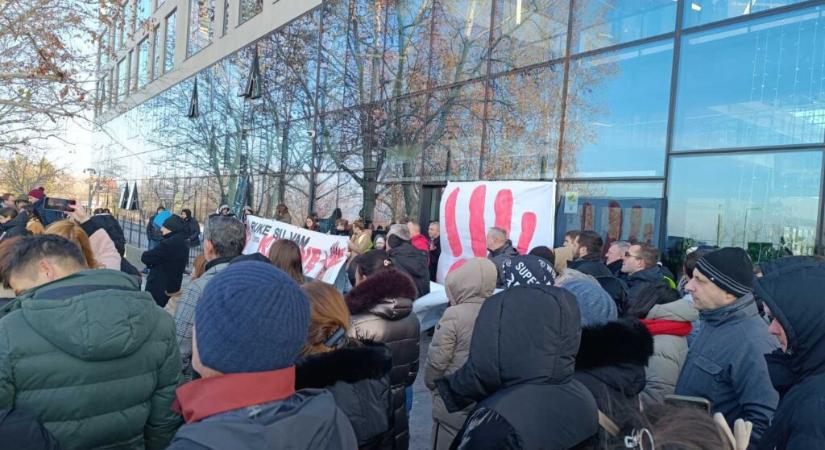 A Vajdasági RTV igazgatóját a csendőrség védi az egyetemistáktól