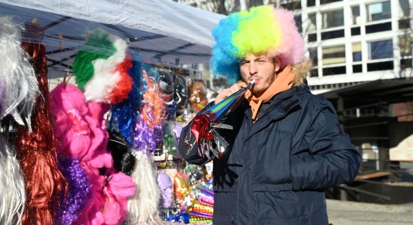 Már a szilveszteri portékáikat kínálják az árusok a szolnoki belvárosban