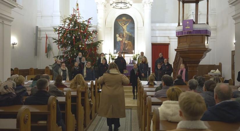 A Vak Bottyán Gimnázium lánykarának karácsonyi hangversenye