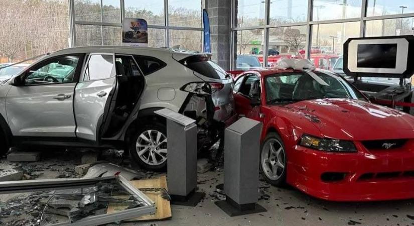 Ford kereskedésbe csapódott egy Hyundai, összetört egy gyűjtői Mustangot