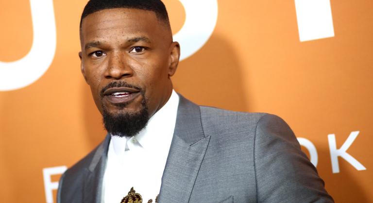 Jamie Foxx beperelné azt, aki egy üvegpohárral vágta szájba