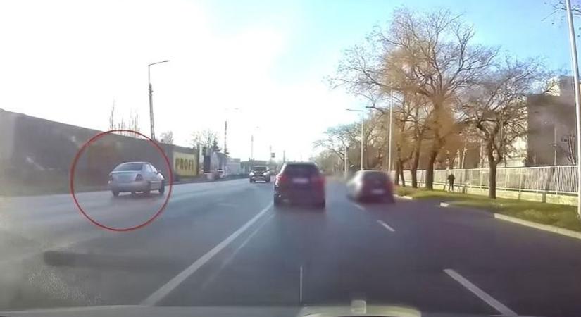 Ámokfutás a szolnoki Tószegi úton: hátborzongató jelenetet rögzített egy fedélzeti kamera – videóval