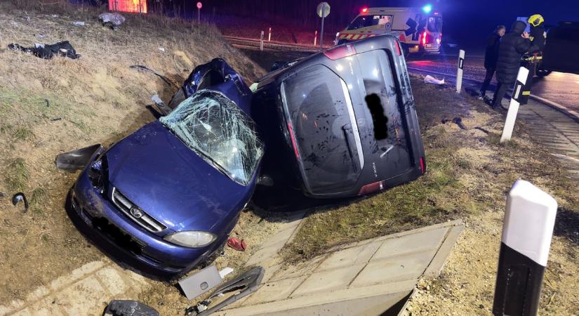 Baleset Győrszemerénél – Négyen sérültek, köztük egy 10 év körüli gyermeket súlyos sérülésekkel szállítottak kórházba – Videó