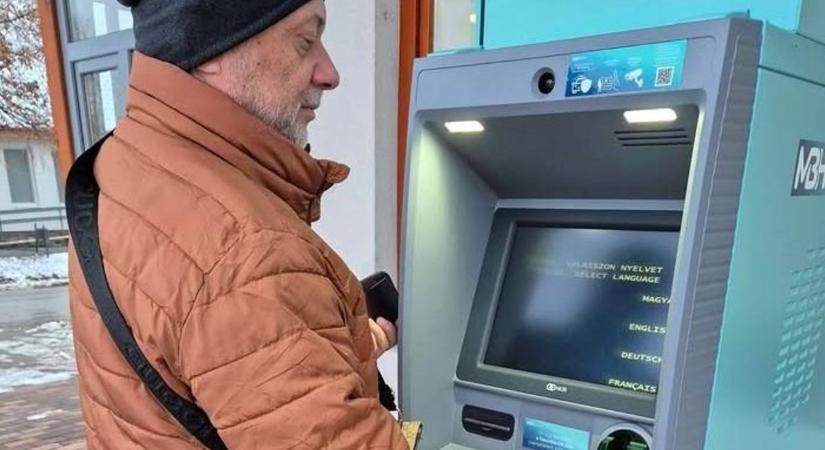 A vártnál előbb üzembe helyezték a bankautomatát Gyöngyöshalászon