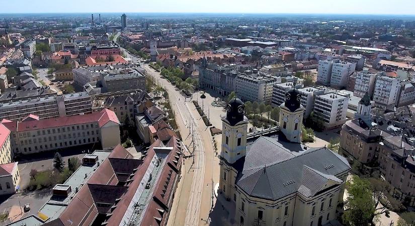 Zöldítéssel bővítik tovább a sétálóövezetet Debrecen belvárosában – videóval