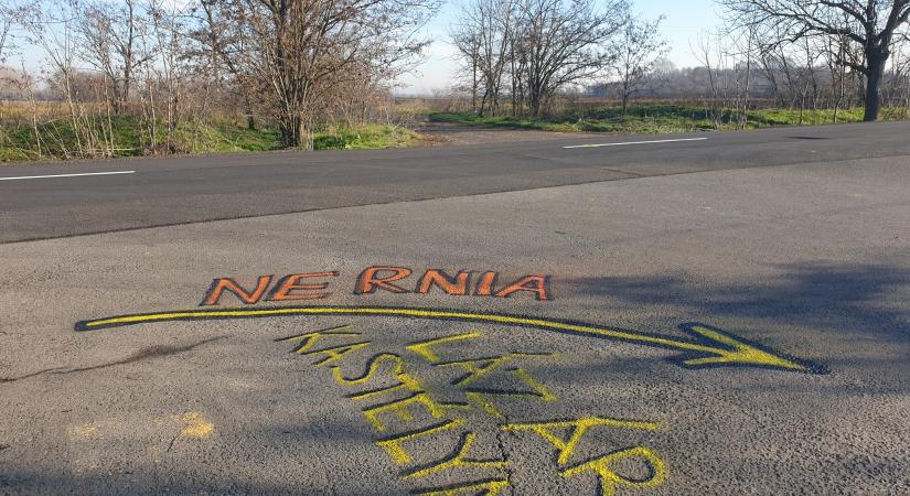 A Kutyapárt felfestette, hol kell befordulni a batidai kastélyhoz