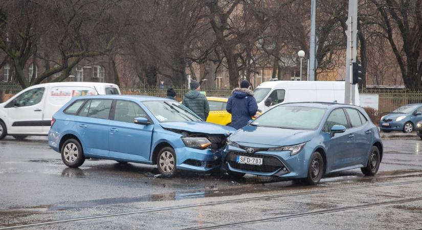 Bevásárlási láz: álló autónak csattant a Sió plázánál